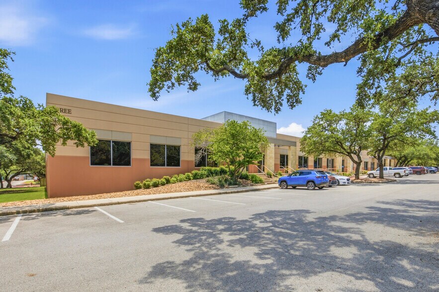 More Photos Of 300 E Sonterra Blvd, San Antonio Unknown For Lease