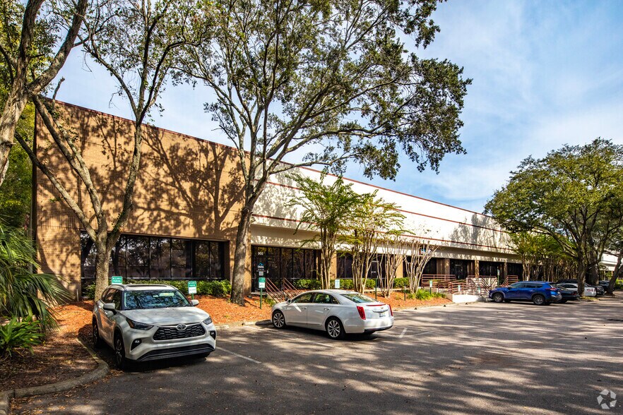 More Photos Of 5525 Johns Rd, Tampa Light Distribution For Lease