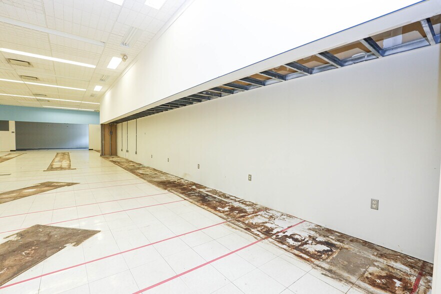 More Photos Of 902 N Lewis St, Glenville Drugstore For Lease