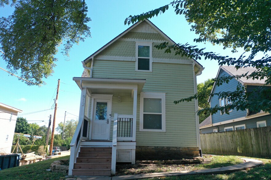More Photos Of 912 Indiana St, Lawrence Apartments For Sale