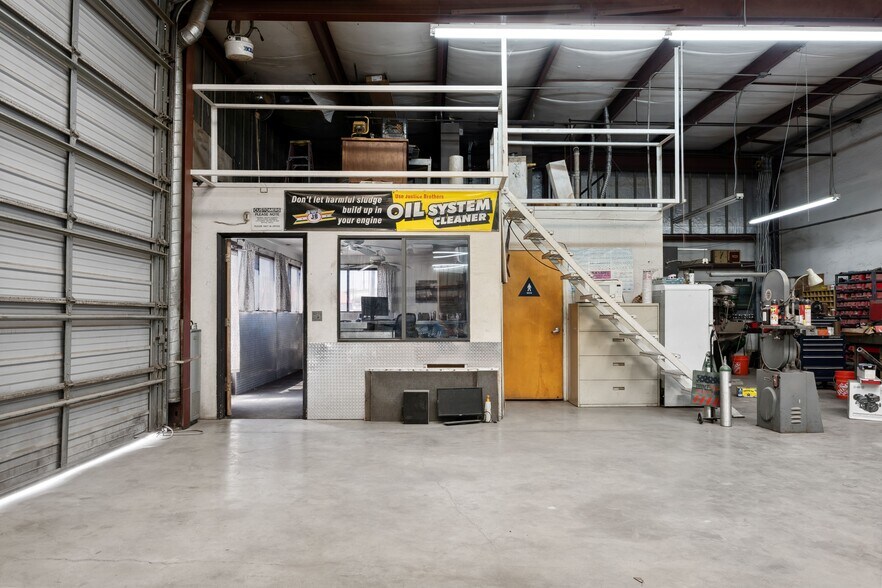 More Photos Of 1810 S Chester Ave, Bakersfield Service For Sale