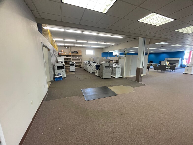 More Photos Of 1920 E State St, Hermitage Freestanding For Lease