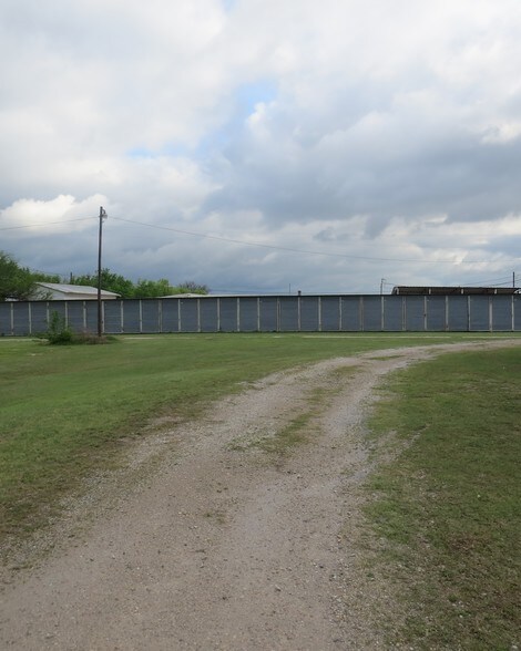 More Photos Of 3336 S Commerce St, Ardmore Self Storage For Sale