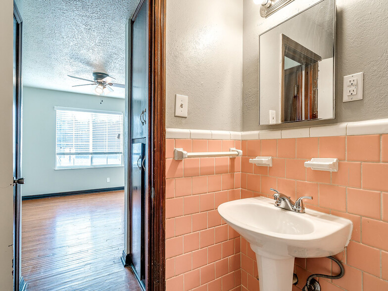 More Photos Of 2037 NW 26th St, Oklahoma City Apartments For Sale