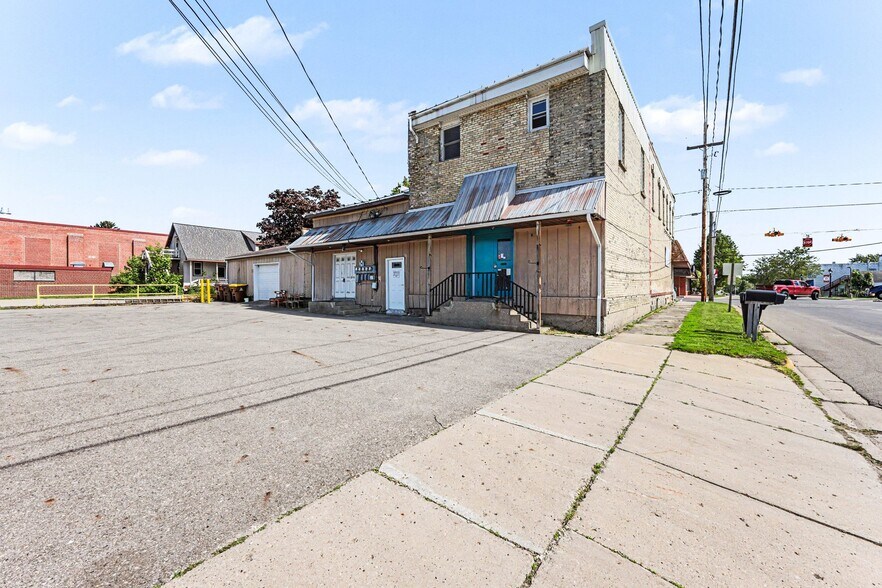 More Photos Of 7 E Muskegon St, Kent City Storefront Retail Residential For Lease