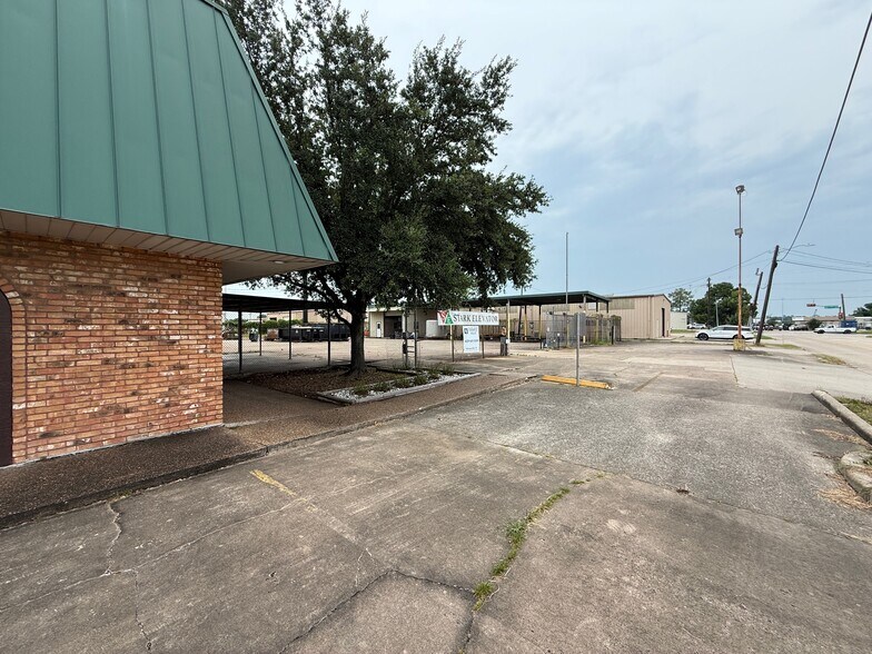 More Photos Of 1655 S 23rd St, Beaumont Service For Sale