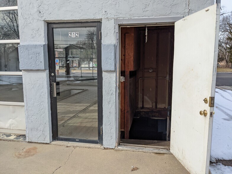 More Photos Of 212 S Kennedy, Bradley Auto Repair For Lease