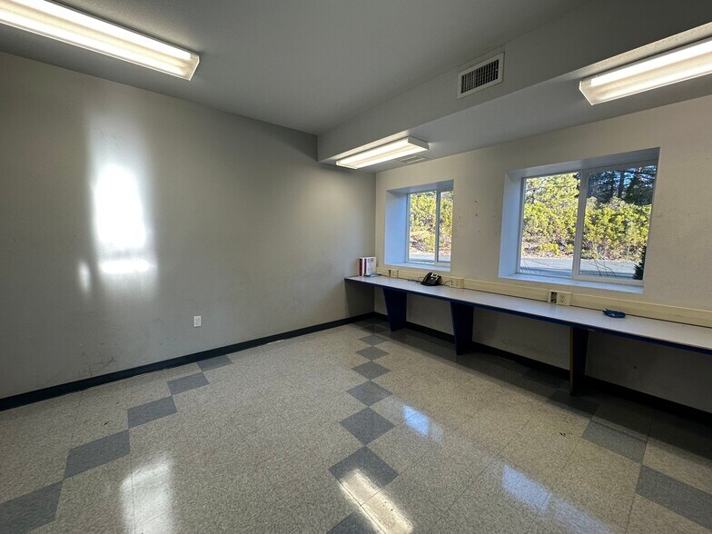 More Photos Of 4015 S Old Stage Rd, Mount Shasta Distribution For Lease