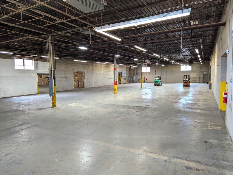 More Photos Of 2021 West St, River Grove Warehouse For Lease