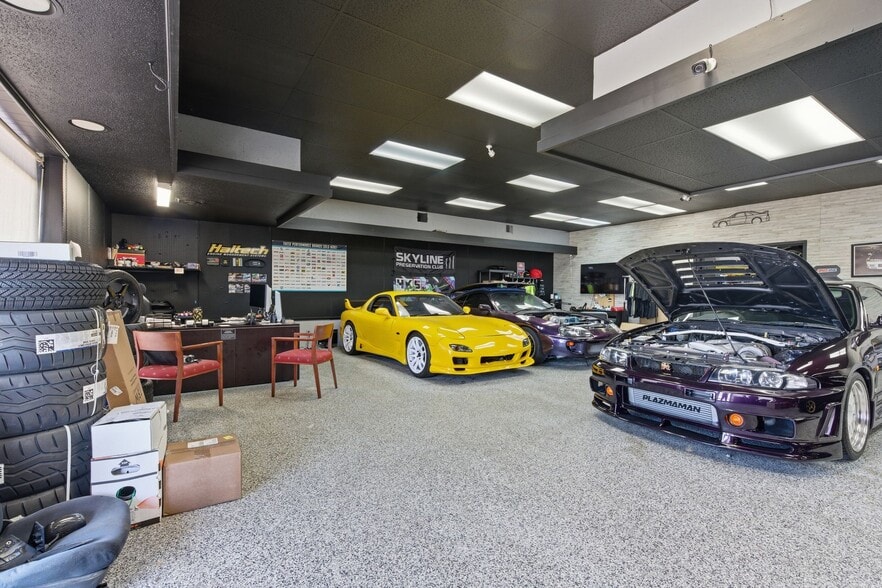 More Photos Of 1015 S Riverside Dr, Clarksville General Retail For Sale