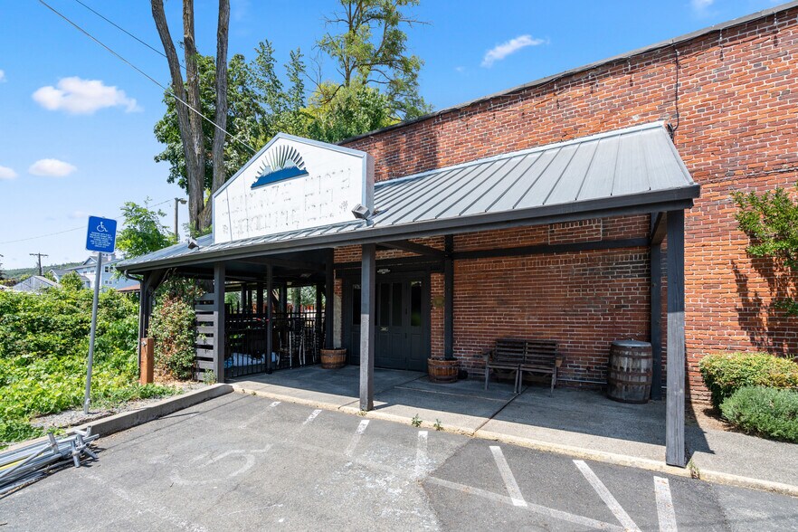 More Photos Of 509 SW G St, Grants Pass Restaurant For Sale