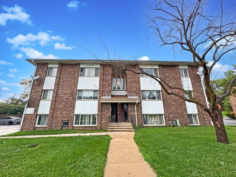 More Photos Of 1150 Surrey Dr, Glen Ellyn Apartments For Sale