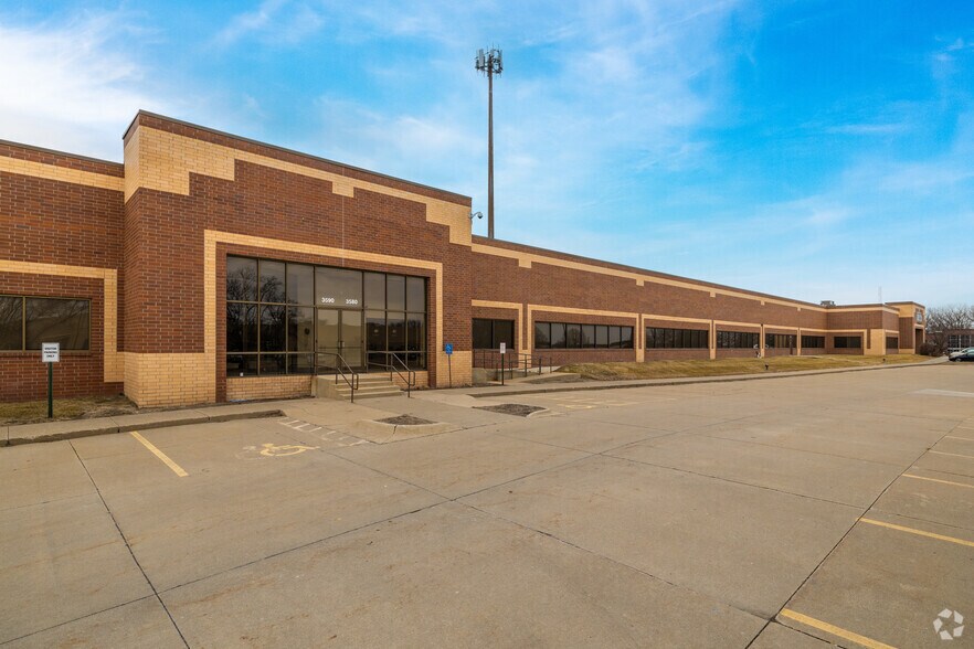 Primary Photo Of 3500-3630 109th St, Urbandale Flex For Sale