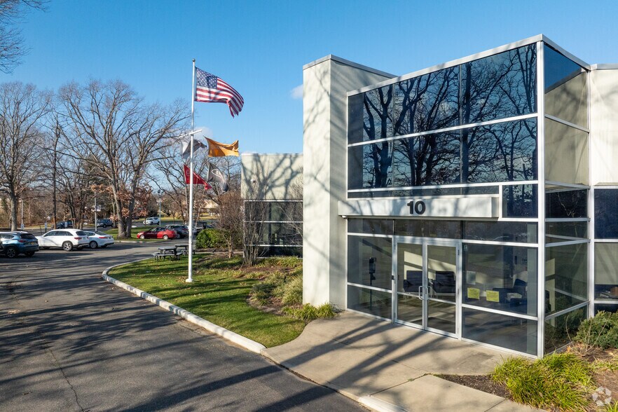 Primary Photo Of 10 Commerce Dr, Hauppauge Manufacturing For Lease