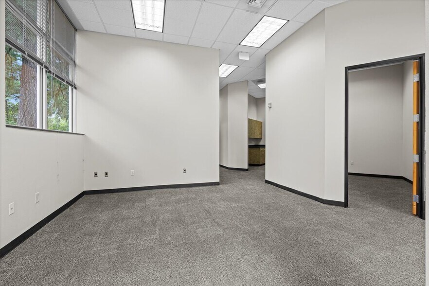 More Photos Of 6455 Lakeview Blvd, Lake Oswego Flex For Lease