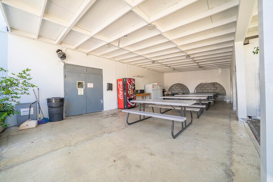 More Photos Of 1517 S Western Ave, Los Angeles Freestanding For Sale