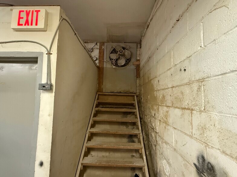 More Photos Of 11 Railroad Ave, Ridgefield Park Distribution For Lease