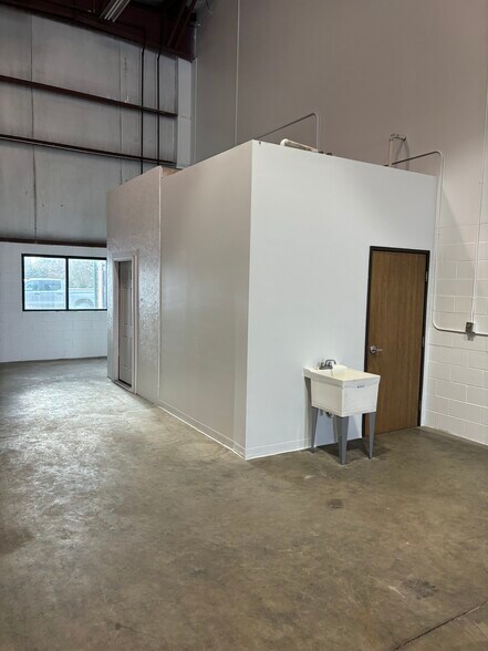 More Photos Of 12801 Silver Lake Rd, Brighton Manufacturing For Sale