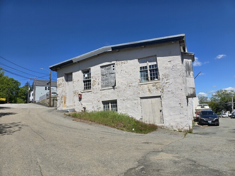 More Photos Of 55 Greenhill St, West Warwick Showroom For Lease