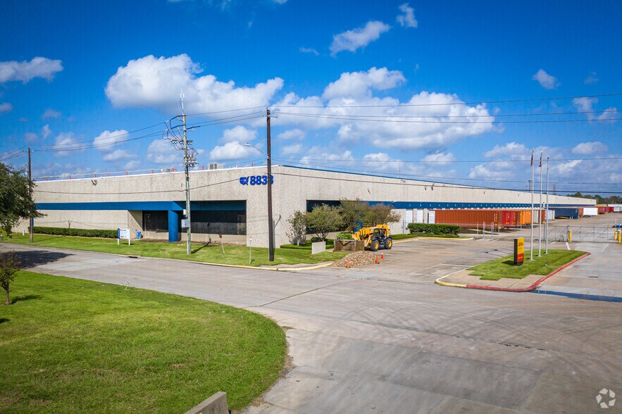 More Photos Of 8833 Citypark Loop, Houston Warehouse For Lease