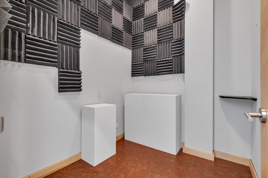 More Photos Of 3307 W Irving Park Rd, Chicago Office Residential For Sale