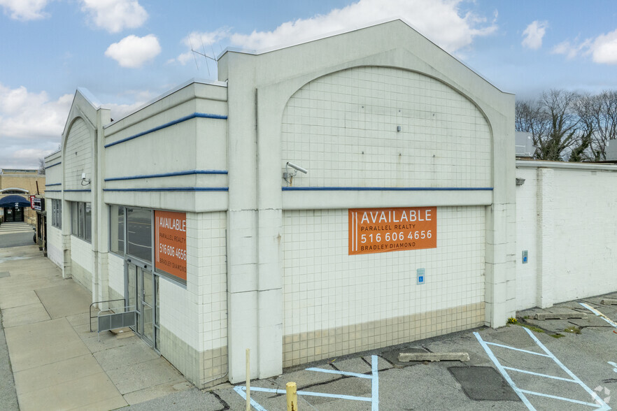 Primary Photo Of 1140 Willis Ave, Albertson Drugstore For Lease