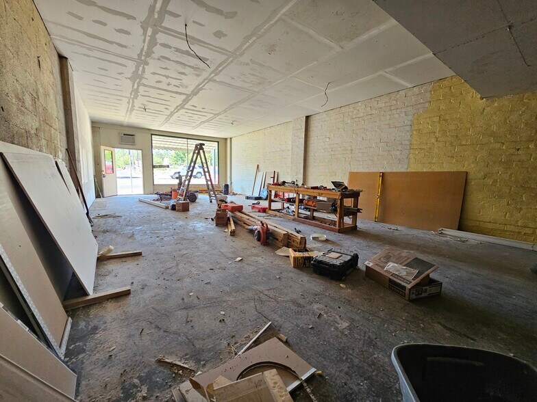 More Photos Of 512 W Gurley St, Prescott General Retail For Lease