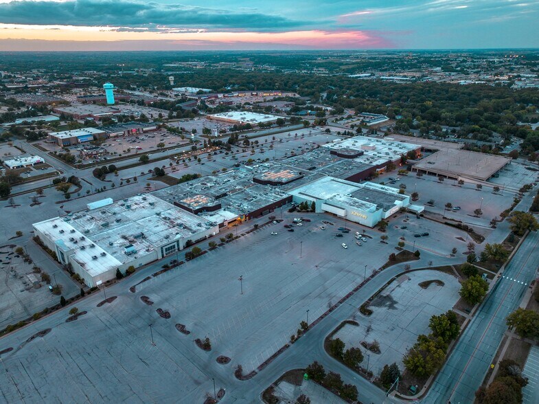 More Photos Of 1551 Valley West Dr, West Des Moines General Retail For Sale