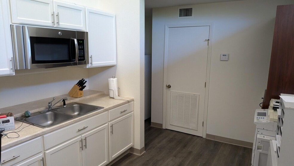 More Photos Of 2121 Watt St, Little Rock Office For Sale