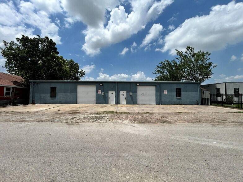 More Photos Of 8019 Richards St, Houston Warehouse For Sale