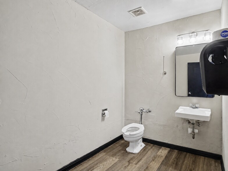 More Photos Of 400 N Macarthur Blvd, Oklahoma City Warehouse For Sale
