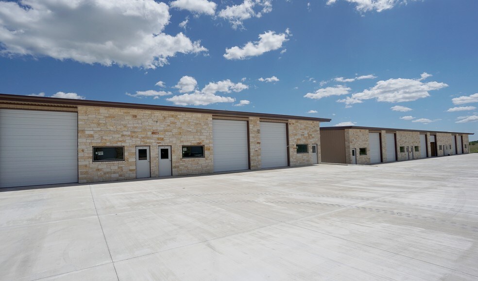 More Photos Of 520 County Road 108, Hutto Warehouse For Lease
