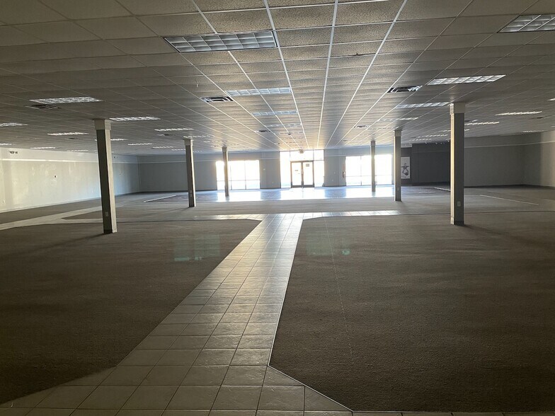 More Photos Of 6377 Oak St, Eastman Freestanding For Sale