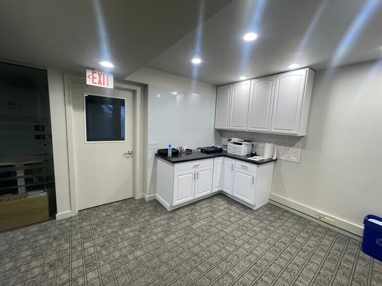 More Photos Of 720 8th Ave, Kirkland Flex For Sale