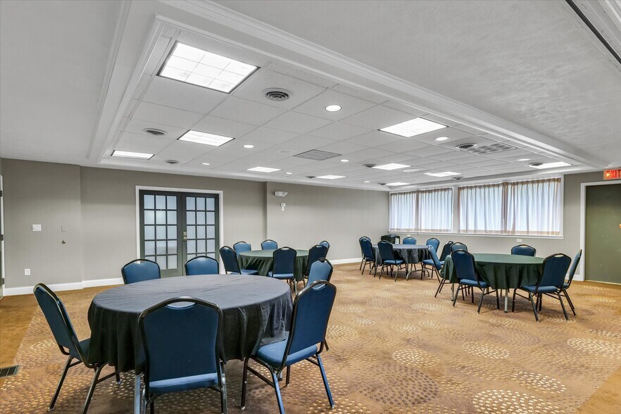 More Photos Of 1907 N Cunningham Ave, Urbana Hotel For Sale