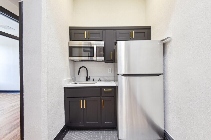 More Photos Of 5 N Park St, Sapulpa Storefront For Lease