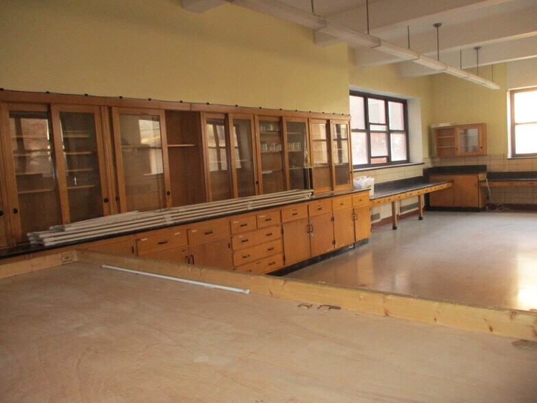 More Photos Of 237 Jerome St, Brooklyn Schools For Lease