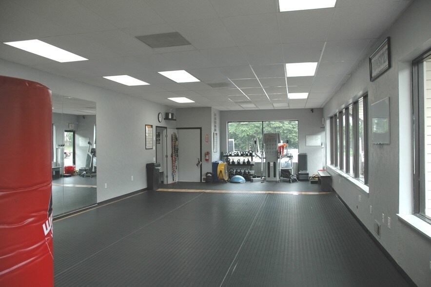 More Photos Of 24 Bellemeade Ave, Smithtown Storefront Retail Office For Lease