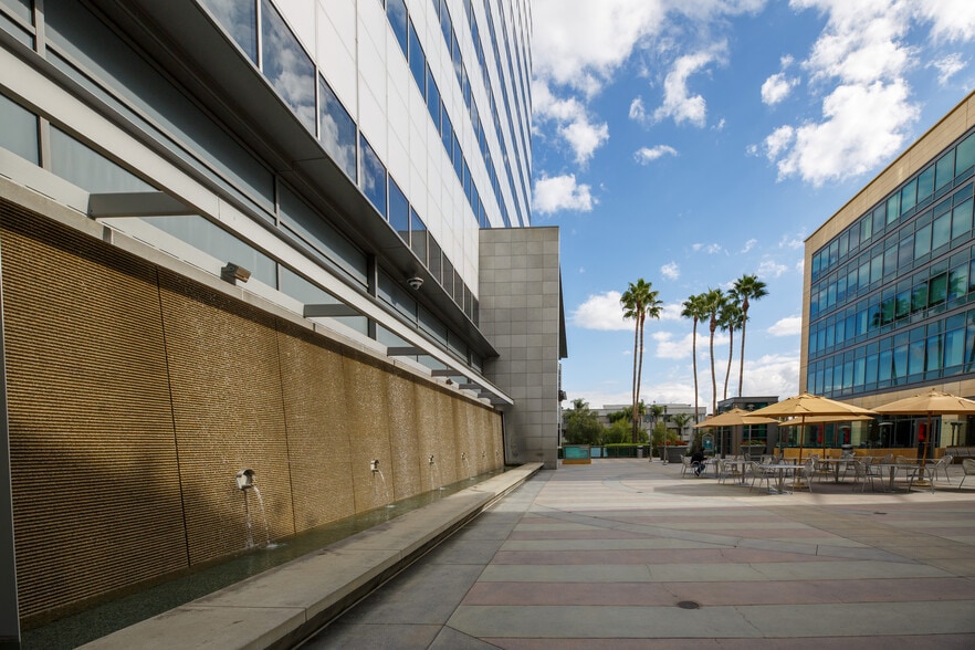 More Photos Of 15301 Ventura Blvd, Sherman Oaks Unknown For Lease