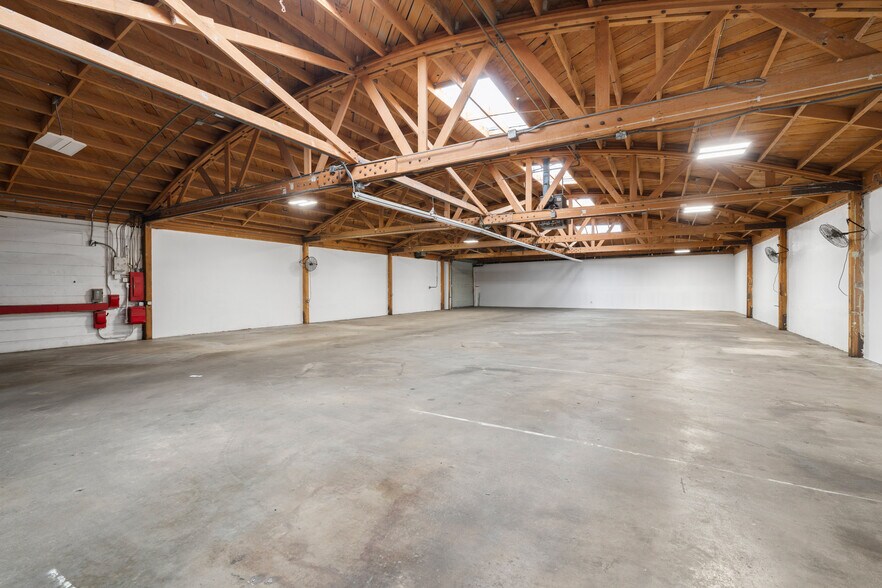 More Photos Of 821 W Olive St, Inglewood Warehouse For Lease