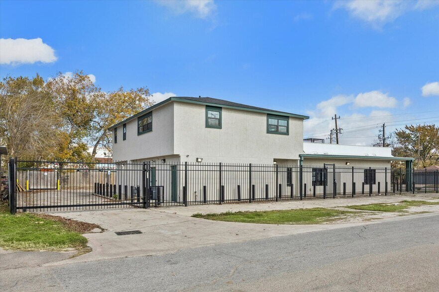 More Photos Of 4901 Yale St, Houston Office For Sale