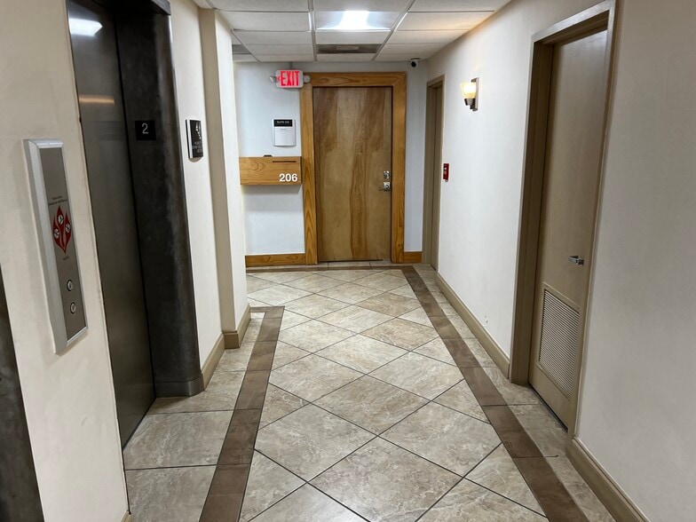 More Photos Of 960 W 41st St, Miami Beach Office Residential For Lease