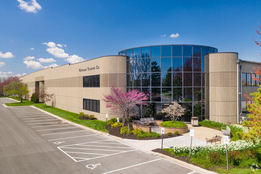 More Photos Of 15600-15618 W 99th St, Lenexa Warehouse For Lease