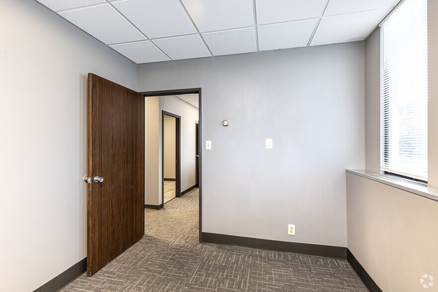 More Photos Of 4240 Blue Ridge Blvd, Kansas City Office For Lease