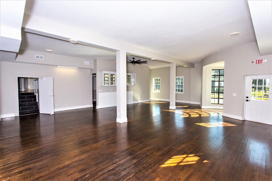 More Photos Of 700 W Garden St, Pensacola Freestanding For Lease