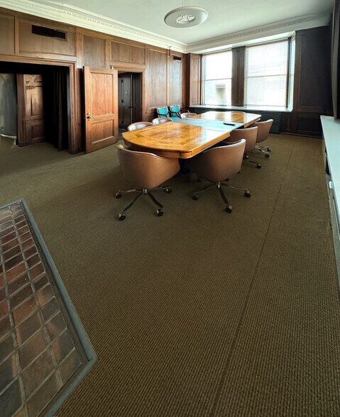 More Photos Of 366-368 Bluff City Blvd, Elgin Manufacturing For Lease