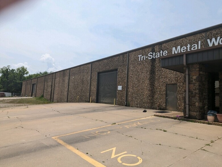 More Photos Of 1024 S 25th St, Van Buren Distribution For Lease