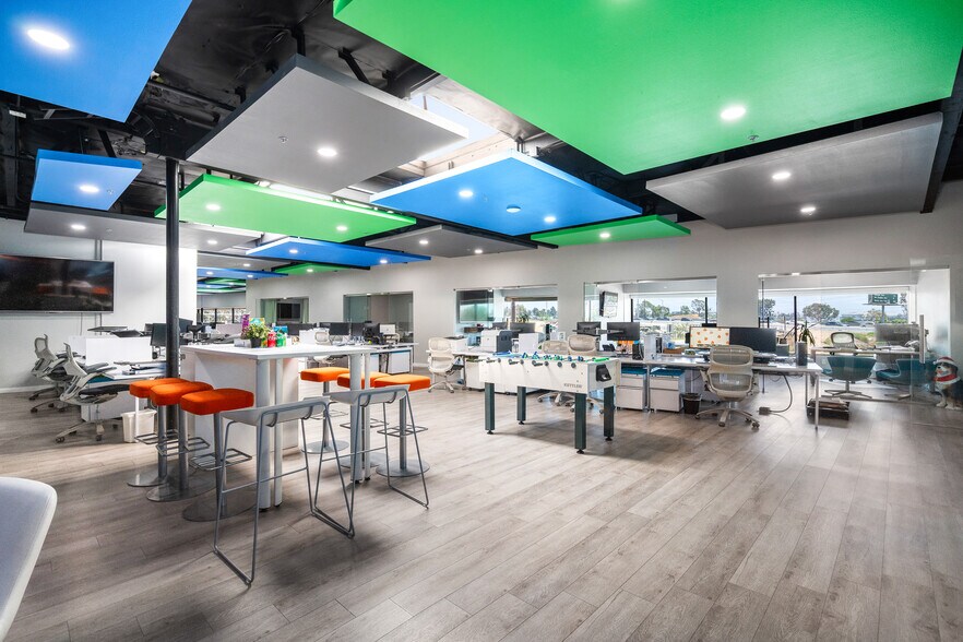 More Photos Of 800 E Dyer Rd, Santa Ana Showroom For Sale