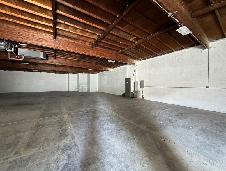 More Photos Of 12637 S Main St, Los Angeles Light Distribution For Sale