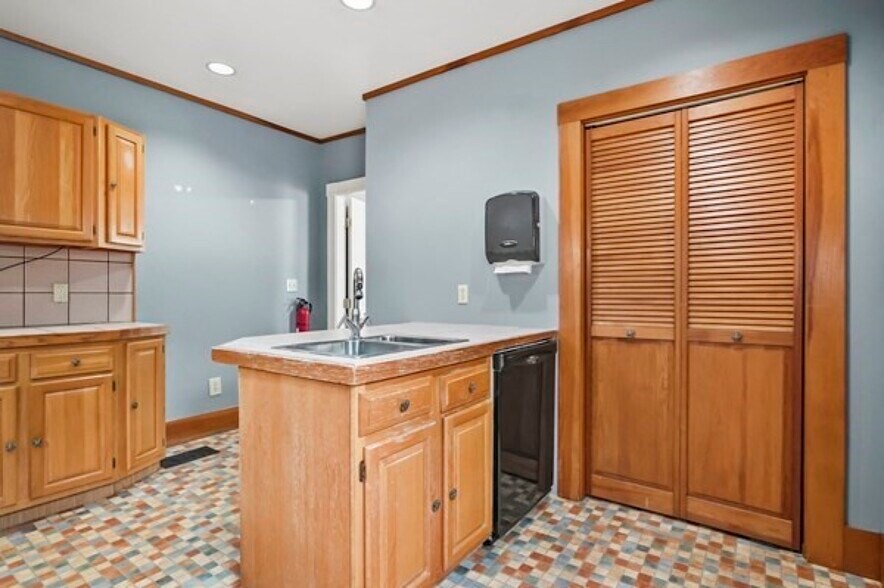 More Photos Of 182 State St, Newburyport Office For Sale
